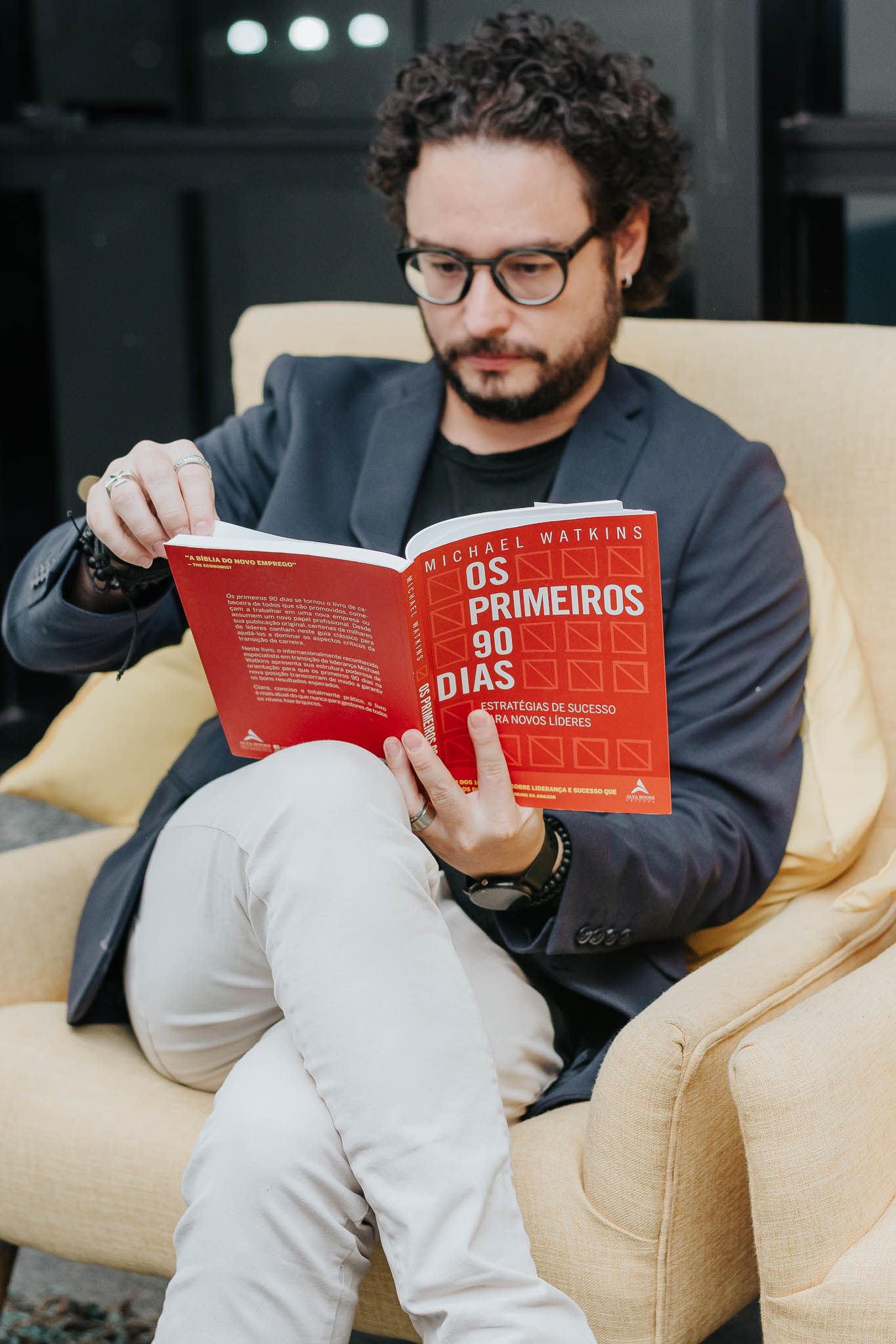 Dennis Mono lendo Os Primeiros 90 Dias, de Michael Watkins