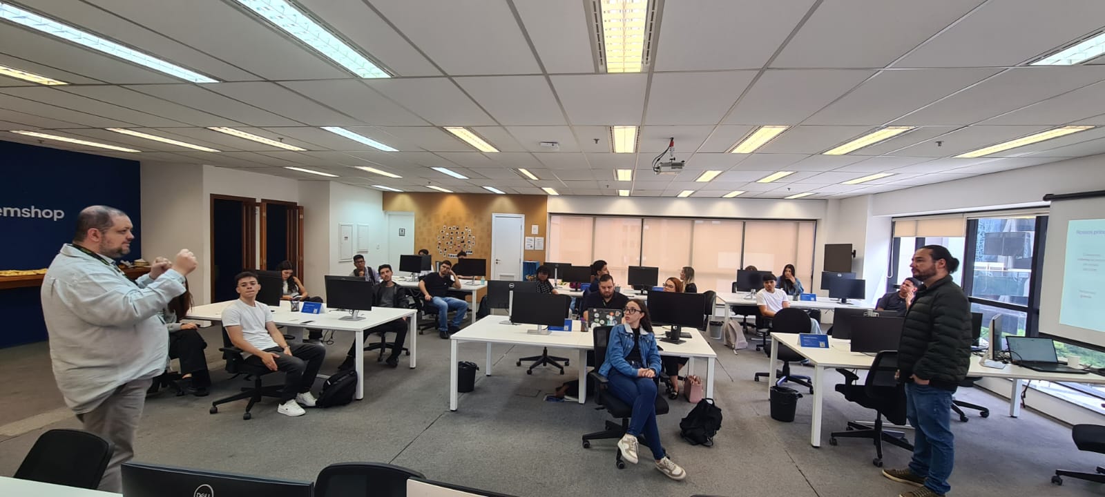 Dennis Mono ministrando aula em sala da Nuvemshop