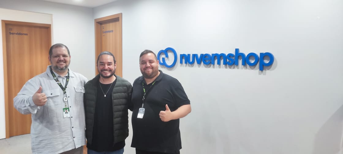 Dennis Mono na sede da Nuvemshop com colegas