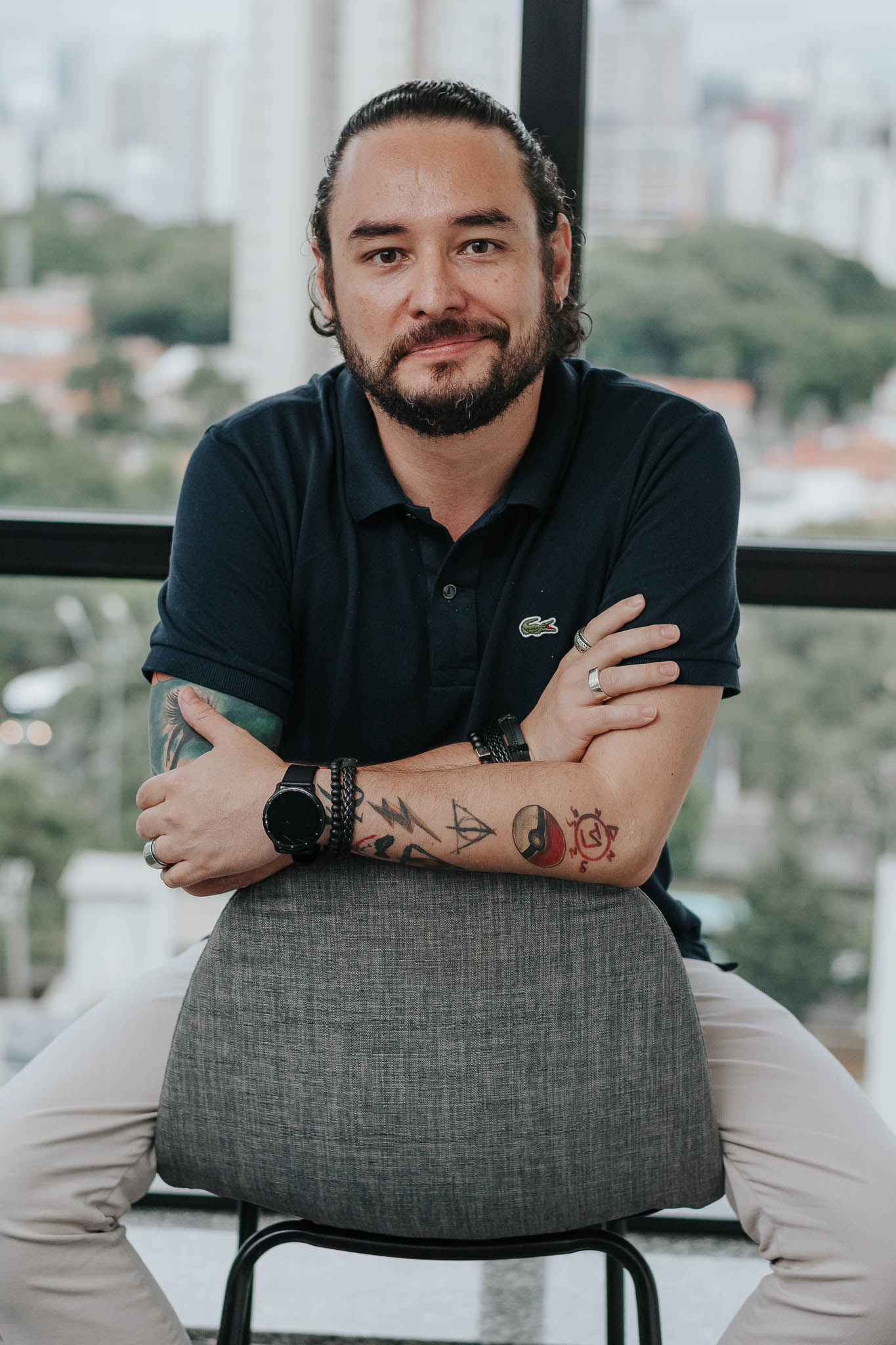 Dennis Mono sentado, postura observadora, fundo de cidade